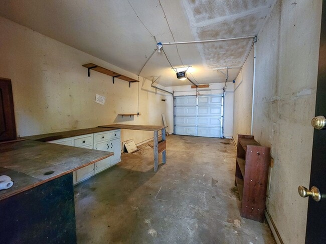 Building Photo - 1002 N Overland Ct