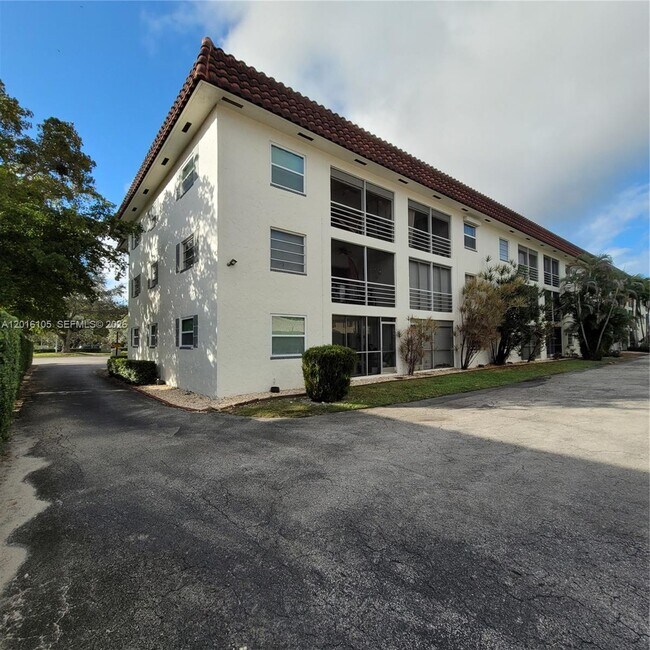 Building Photo - 8605 W Sample Rd