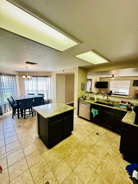 Kitchen and dining - 10366 Manor Crk