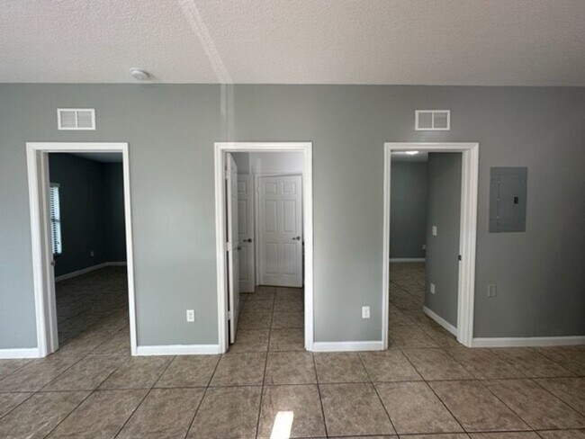 Building Photo - 1045 Villas LLC (1035 NE 10th Ave)