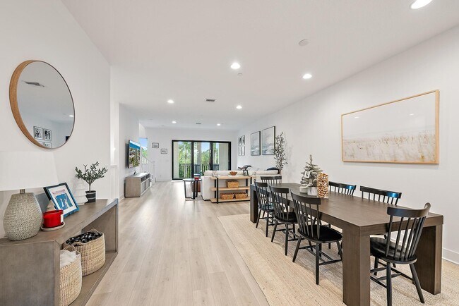 Building Photo - 12514 Gross Pointe Dr