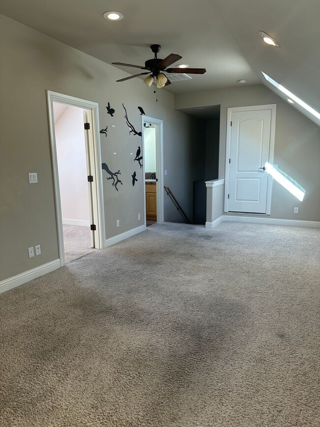 Building Photo - Located in the desirable Eagle Point Golf ...