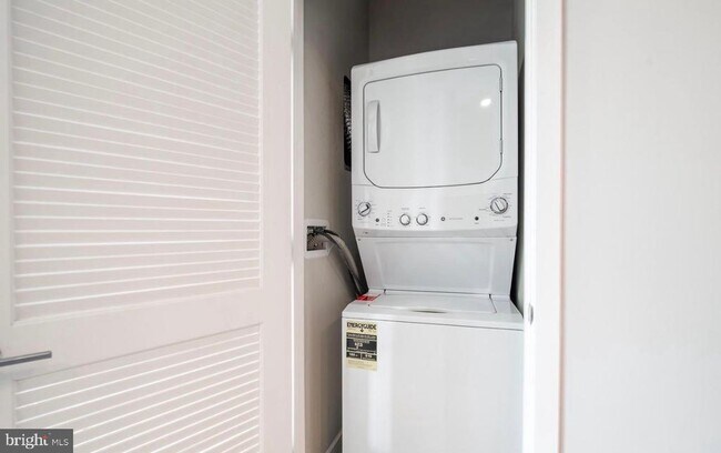 Building Photo - 989 S Buchanan St