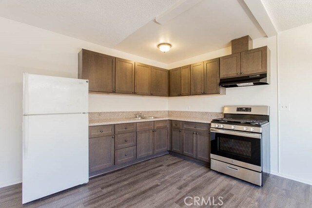 Building Photo - 930 N Stanley Ave