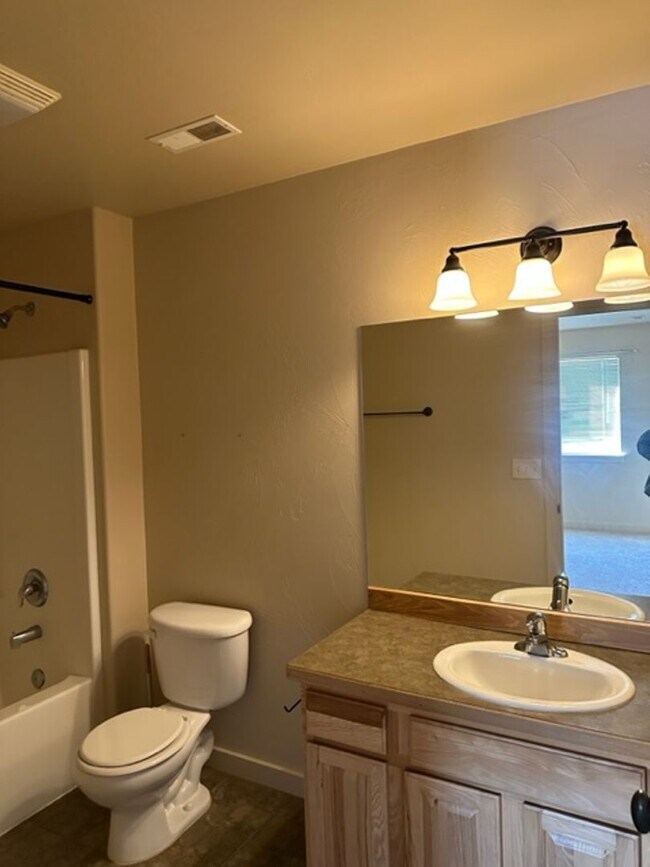 Building Photo - 923 Saxon Way