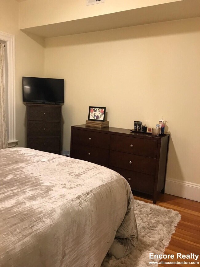 Building Photo - 1463 Beacon St