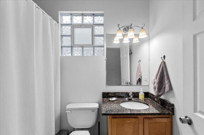 Building Photo - 3 bedroom in Chicago IL 60647