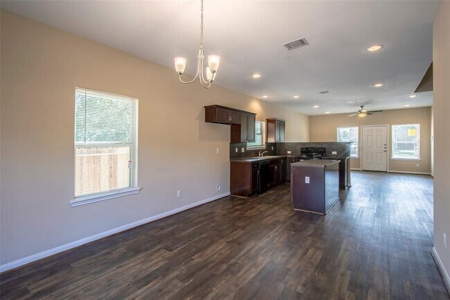 Building Photo - 8134 Cabot St