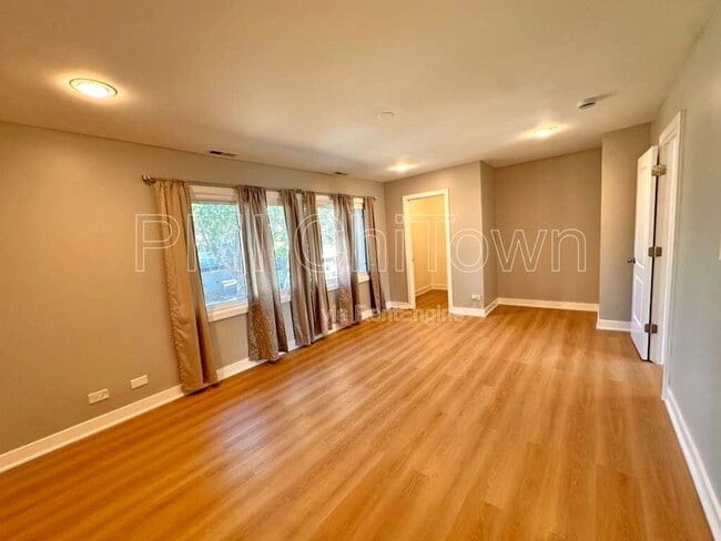 Building Photo - 1117 Ct B