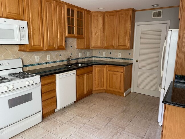 Building Photo - Cheerful 3 Bedroom 2 Bathroom With Office And Spacious Fenced Yard In Beautiful Pimmit Hills