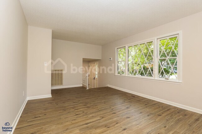 Building Photo - Freshly renovated 3 bedroom / 2 full bath home with 1,679 sq/ft of space!