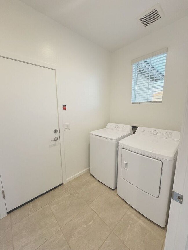 Building Photo - New 3 Bedroom 2 Bath Home at Western Gardens!