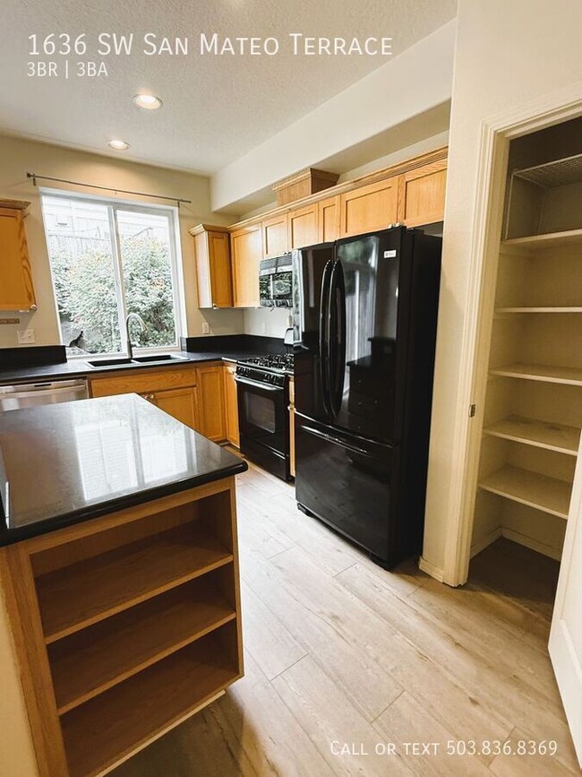 Building Photo - 1636 SW San Mateo Terrace