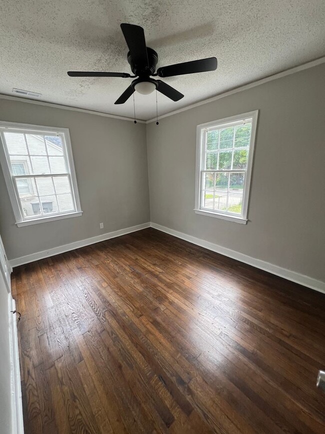 Building Photo - Two bedroom one bath