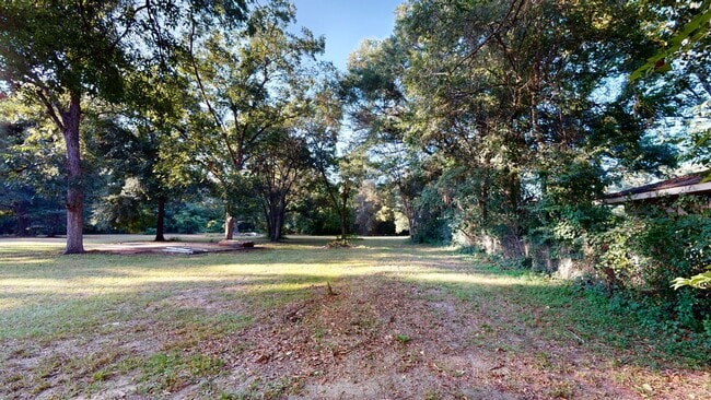 Building Photo - 2 acres in Millbrook w/ large screened in ...