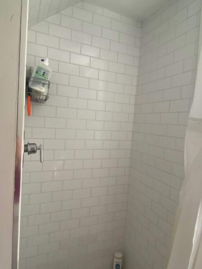 Building Photo - 148S