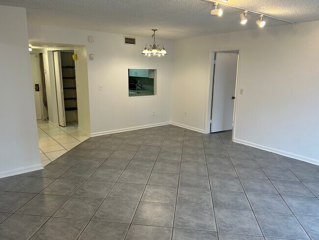 Building Photo - 3195 Foxcroft Rd