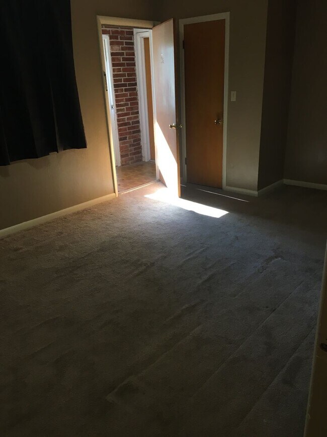 Building Photo - 410-412 S Blair St