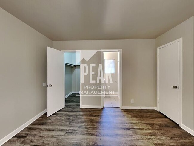 Building Photo - $1900 Charming 3/2 in Beautiful Wedgewood!