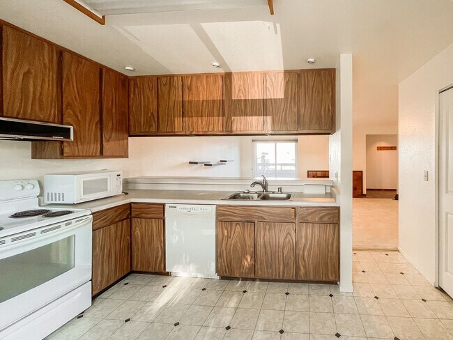 Building Photo - Spacious 2 bedroom, 2 bathroom Condo in Qu...