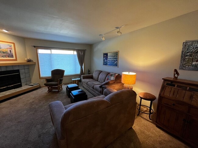 Building Photo - Long Term Rental- Lagoon Townhomes 737D