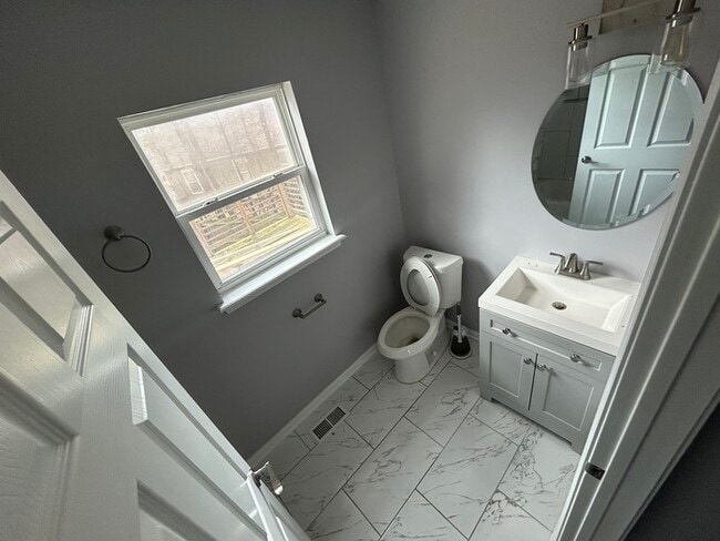 Building Photo - Newly Renovated!