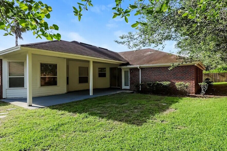 Building Photo - 11836 Lake Fern Dr