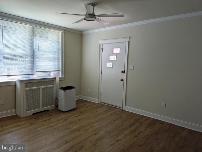 Building Photo - 449 Roslyn Ave