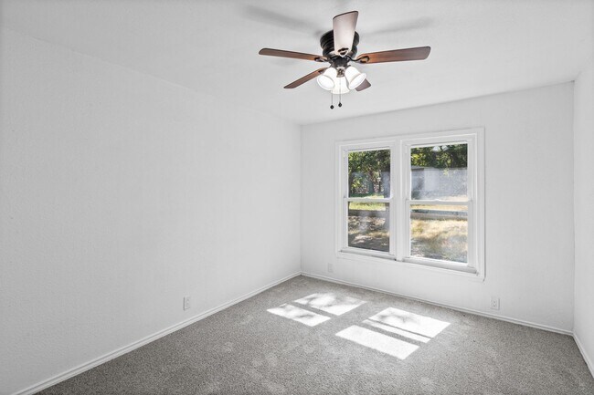 Building Photo - 2515 Yeager St