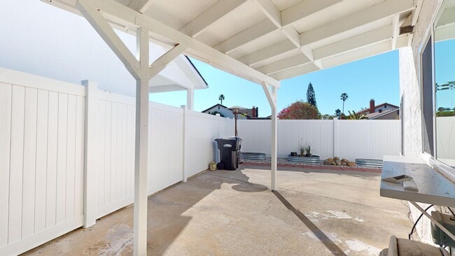 Building Photo - Spacious 5-Bedroom Family Home Available for Long Term Rent!