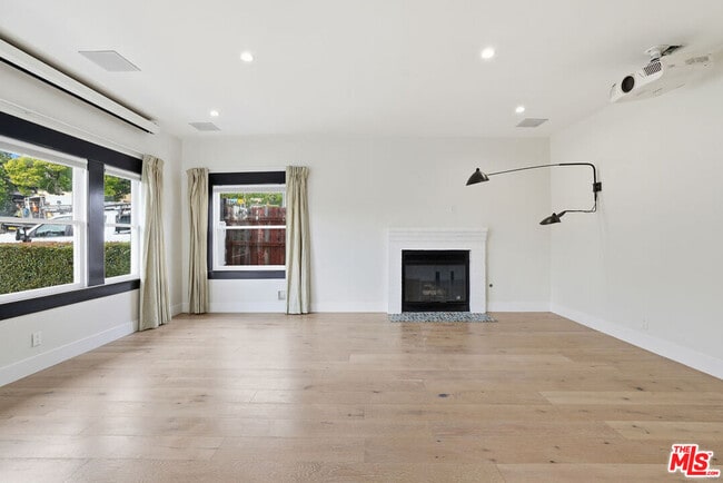 Building Photo - 5226 Rockland Ave