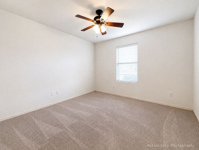 Building Photo - 2374 Somerset Dr