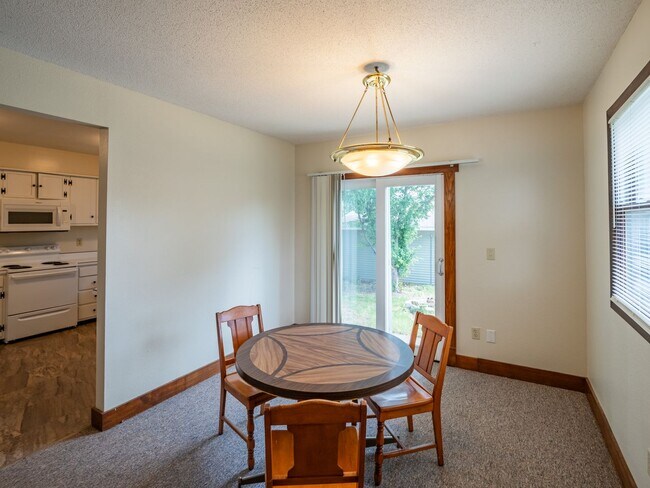 Building Photo - Welcome to ECoe House!
