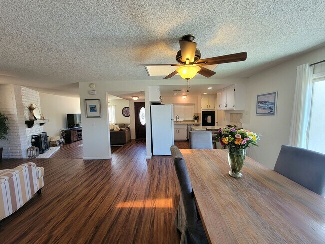 Building Photo - Darling, Move-In Ready Home in Highly Sought After Neighborhood w/ a Great View!!