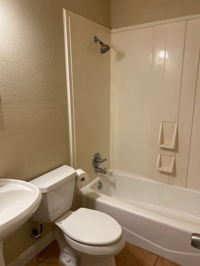 Building Photo - Pre-Leasing 3 bed 2 bath Move In Ready! Close to Texas Tech!!