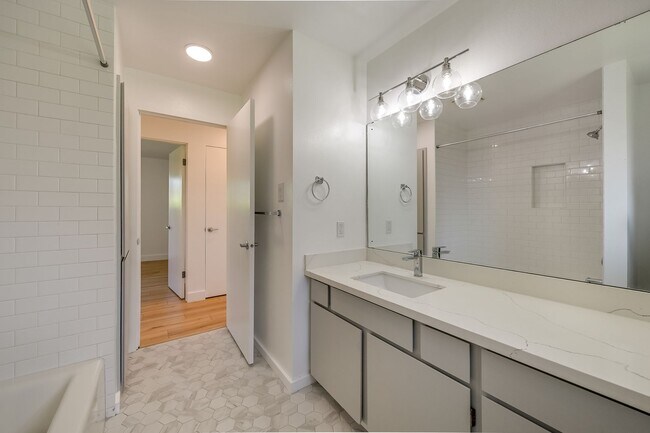 Building Photo - Updated 2 Bedroom House in Magnolia