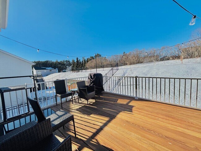 Building Photo - Beautiful 3bed 2bath Including a Master Suite