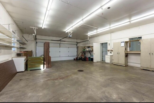 Building Photo - 3 Bedroom Home in Portage by West Lake