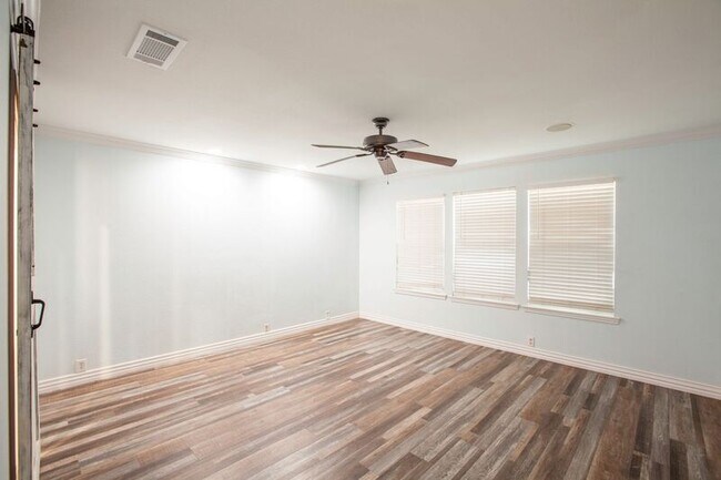 Building Photo - 3103 Creekwood Dr
