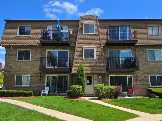 Building Photo - 9430 Bay Colony Dr