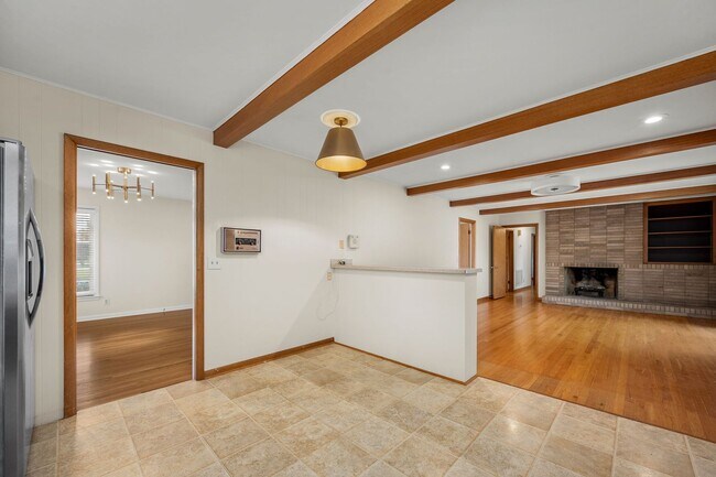 Building Photo - 902 Whitehall Rd