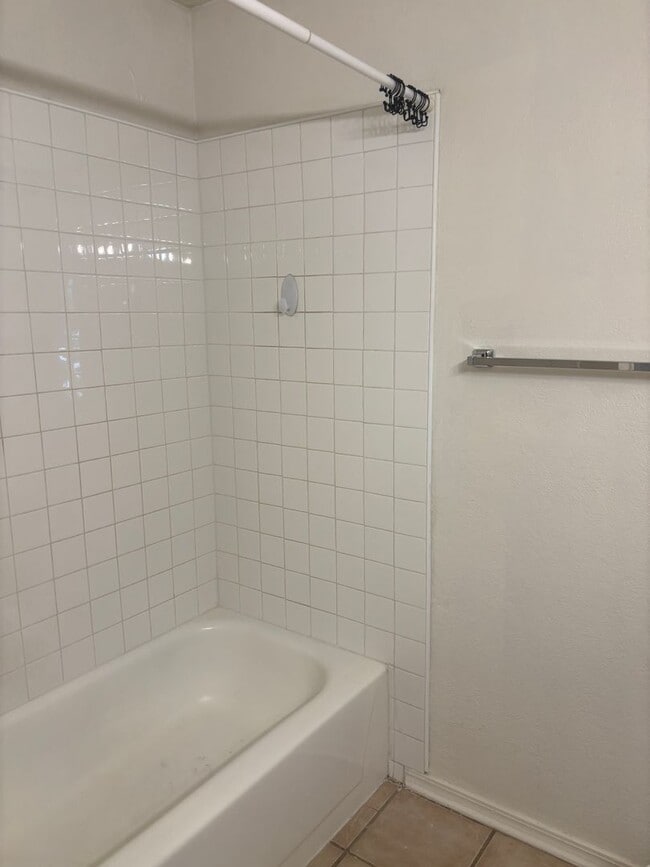 Building Photo - Spacious 1 Bedroom condo close to campus!