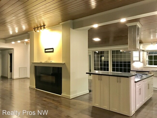 Building Photo - 3 br, 2.5 bath House - 1845 Evergreen Poin...