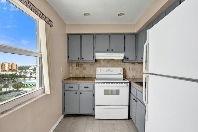 Building Photo - 710 N Ocean Blvd