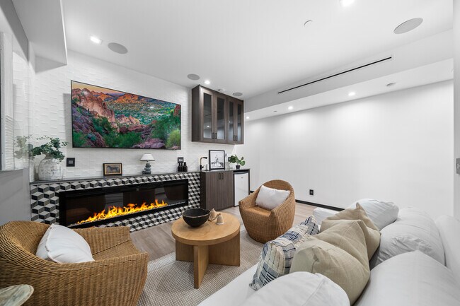 Building Photo - 838 California Ave