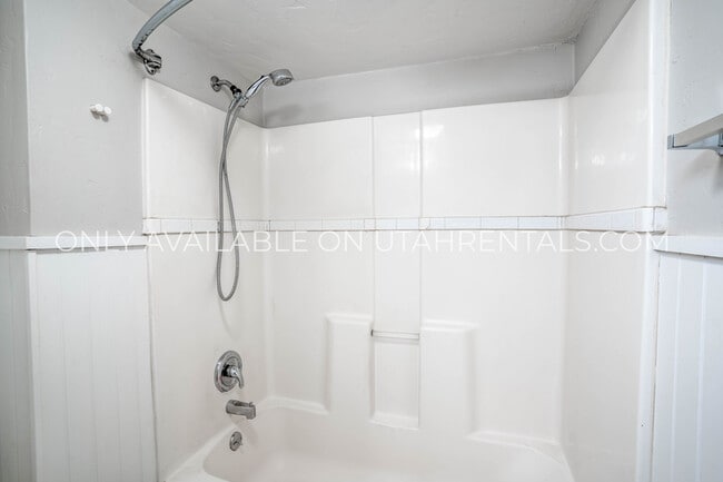 Building Photo - 355 S 600 W