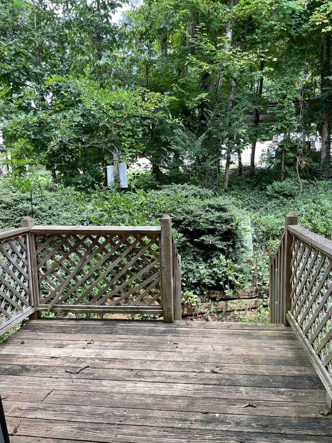 Building Photo - Beautiful 2 bed, 1 full, 2 half bath 2 sto...