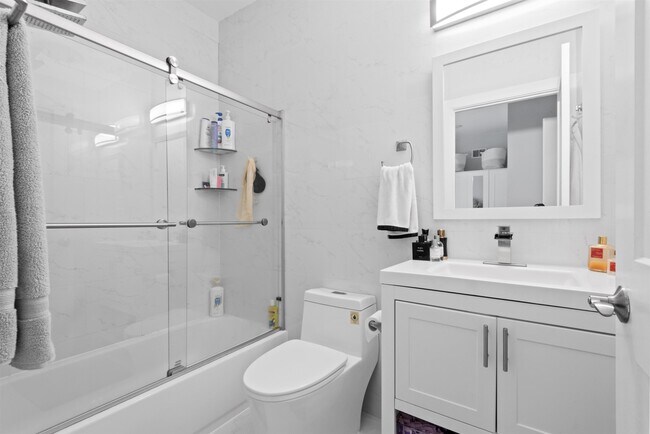 Building Photo - 114 Bleecker St