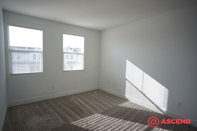 Building Photo - Stunning 5BD/4BA Home in Gossamer Grove — Solar, Modern Finishes, Nearly 3,000 Sq Ft & Pets Welcome!