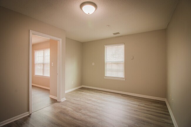 Building Photo - 2801 Ridgecrest Dr